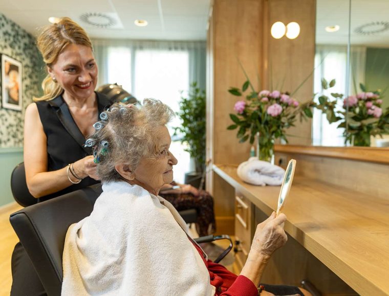Coiffeuse intervient dans le salon de coiffure de résidence