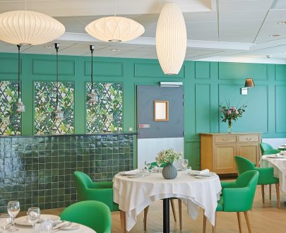 Repas servis au restaurant sur table dressée